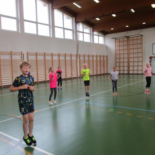 Kinder beim Tanzen im Turnsaal