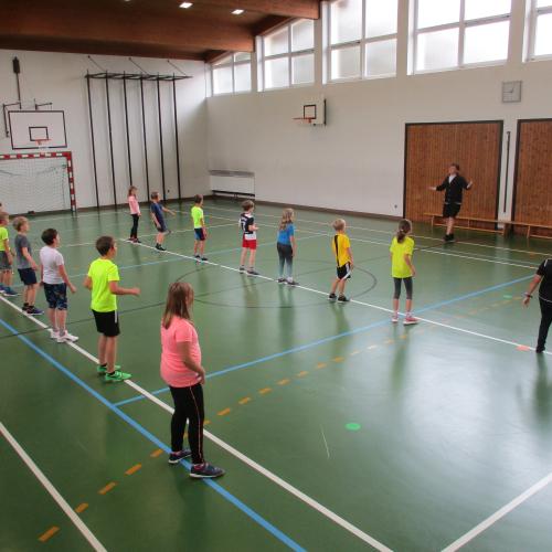 Kinder beim Tanzen im Turnsaal