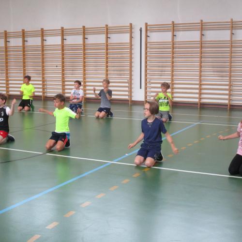 Kinder beim Tanzen im Turnsaal