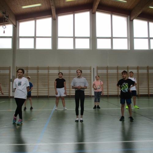 Kinder beim Tanzen im Turnsaal