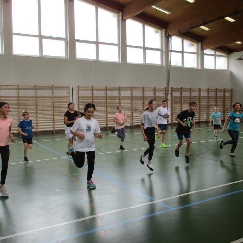 Kinder beim Tanzen im Turnsaal