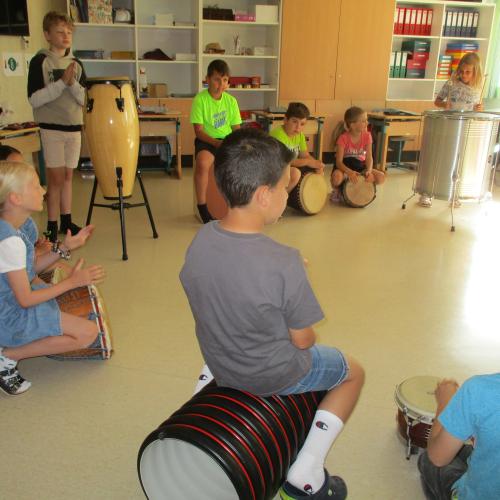 Kinder beim Trommeln