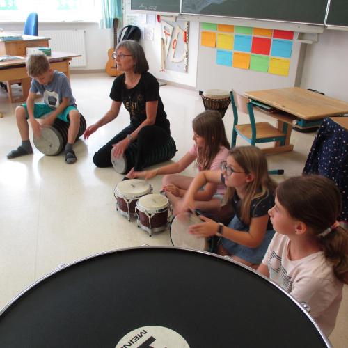 Kinder beim Trommeln