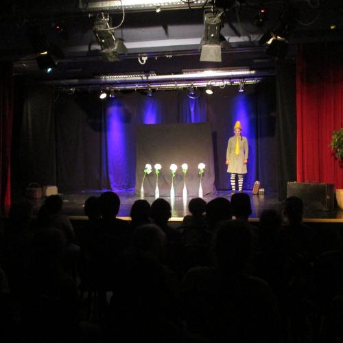 Schauspielerin auf der Bühne mit Kindern im Saal