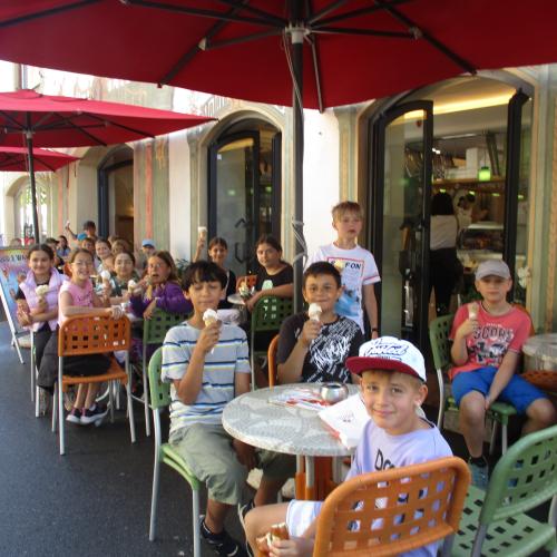 Kinder im Eiscafe