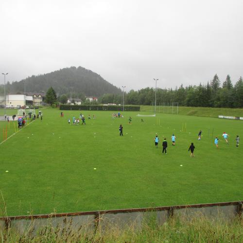Kinder beim Fußball spielen
