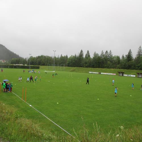 Kinder beim Fußball spielen