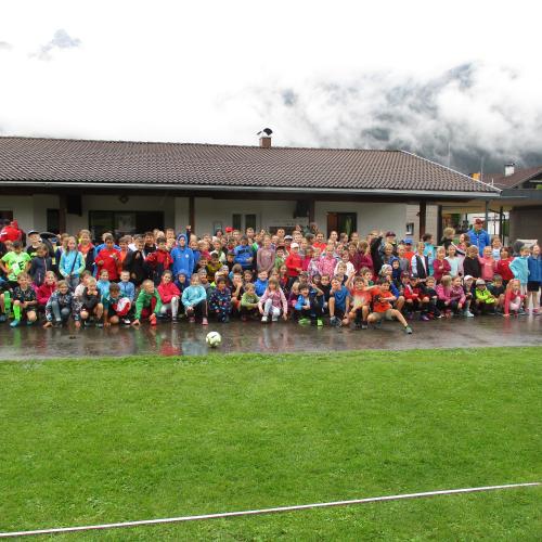 Gruppenfoto aller Kinder