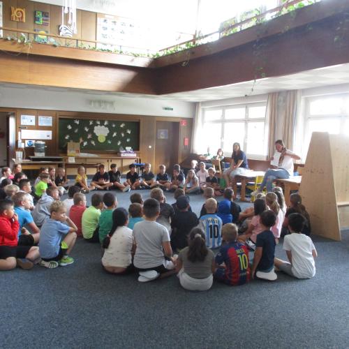 Kinder in der Aula - Besprechung Völkerballturnier