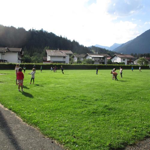 Kinder am Sportplatz