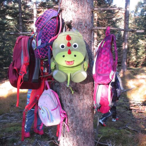 Rucksäcke auf Ästen aufgehängt