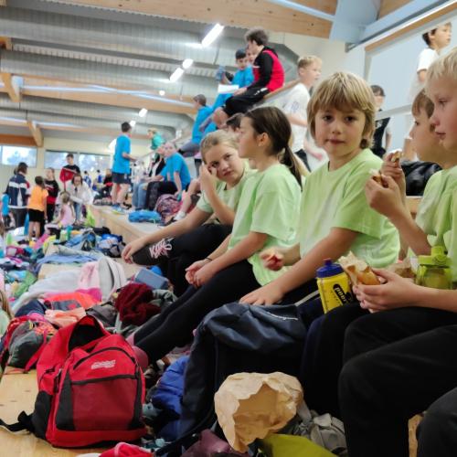 Kinder auf der Tribüne