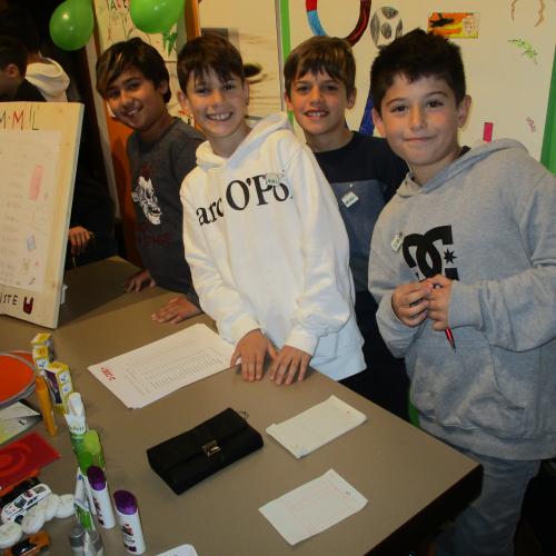 Kinder beim Verkaufstisch