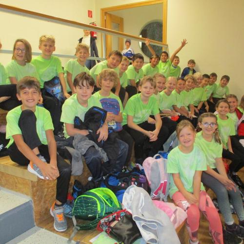 Kinder auf der Tribüne