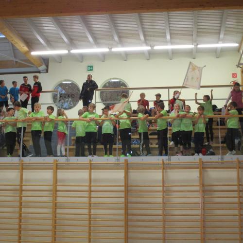 Kinder auf der Tribüne