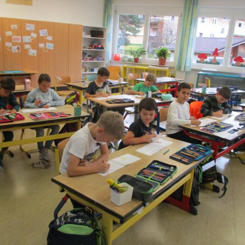 Kinder bei der Station "Wir sind Müllexperten"