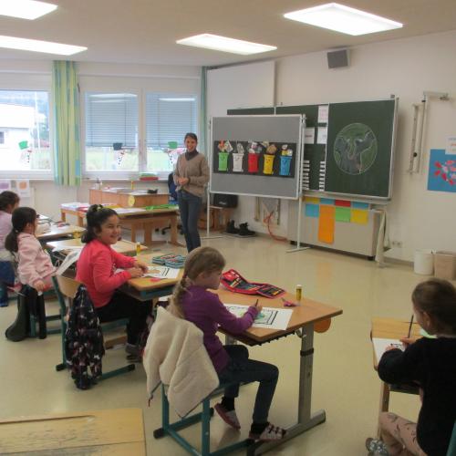 Kinder bei der Station "was kommt in welche Tonne"