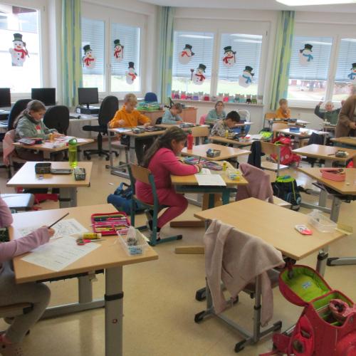 Kinder bei der Station "Regenwald - Palmöl"