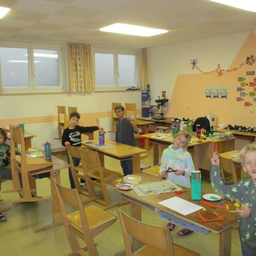 Kinder bei der Station "Vogelhaus aus Milchkarton basteln"