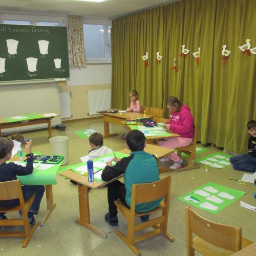 Kinder bei der Station "Wir gestalten ein Müllplakat"