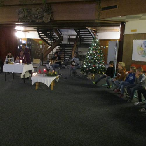 Kinder bei der Messe in der Aula