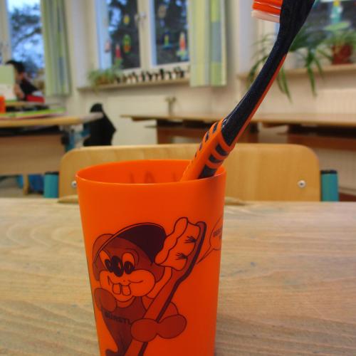 Zahnputzbecher mit Zahnbürste
