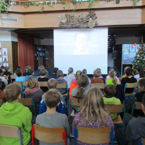 Kinder bei der Filmvorführung in der Aula