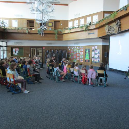 Kinder bei der Filmvorführung in der Aula