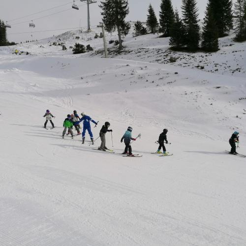 Kinder beim Skifahren