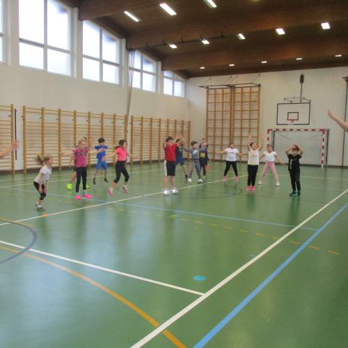Kinder beim Tanzen im Turnsaal