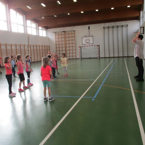 Kinder beim Tanzen im Turnsaal