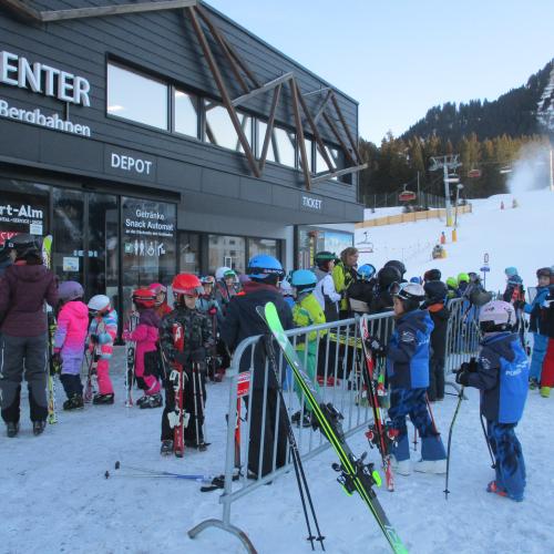 Kinder vor der Skischule