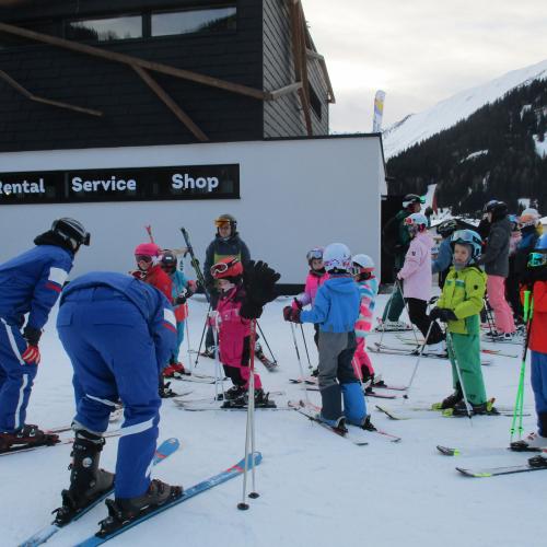 Kinder beim Skifahren