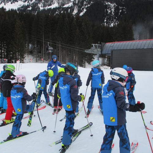 Kinder beim Skifahren