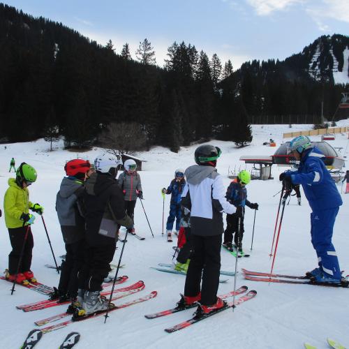 Kinder beim Skifahren