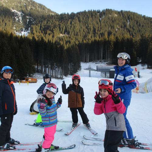 Kinder beim Skifahren