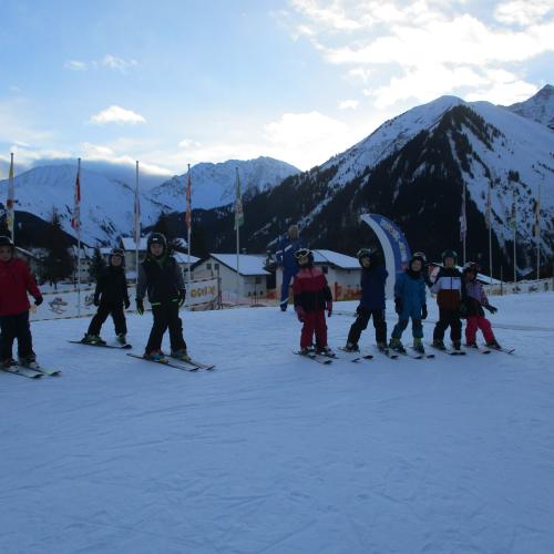 Kinder beim Skifahren