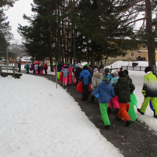 Kinder von hinten in einer 2er-Reihe 