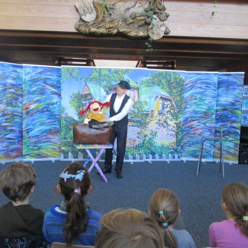 Schauspieler mit Handpuppe "Pippi"