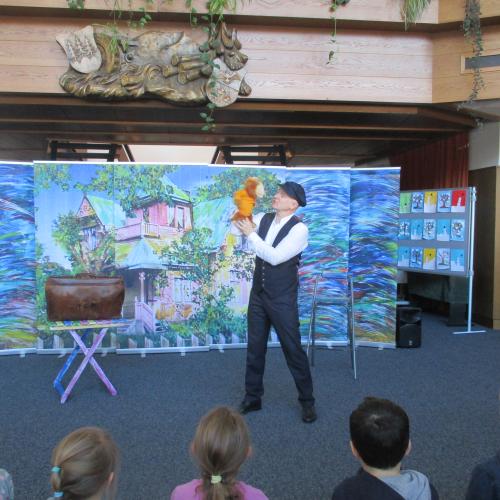 Schauspieler mit Handpuppe Affe "Herr Nilson"