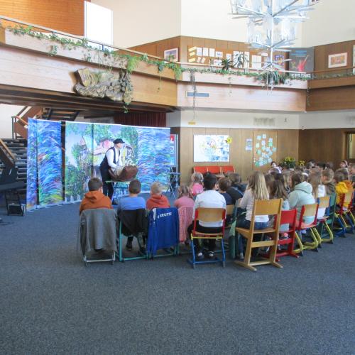 Kinder in der Aula beim Musical