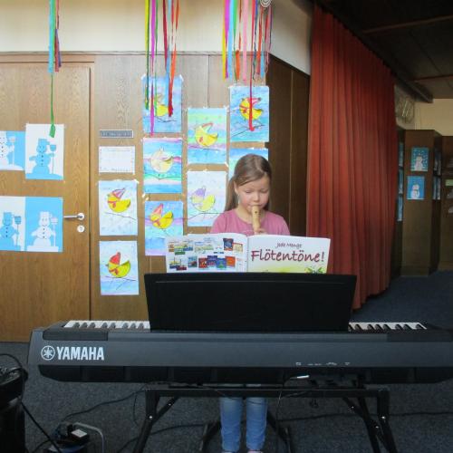 Kind aus der 3. Klasse spielt das Lied "Pippi Langstrumpf" auf der Flöte 