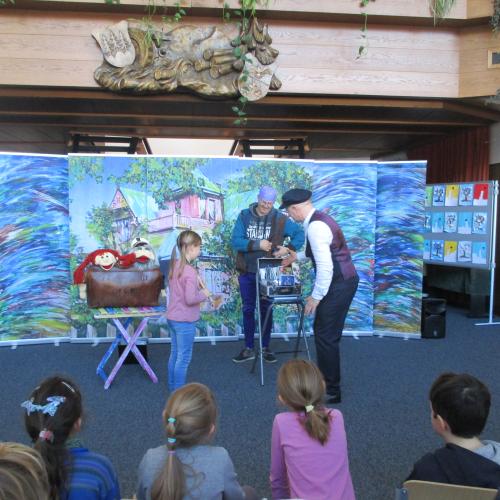 Kind sucht sich eine CD von den Schauspielern aus