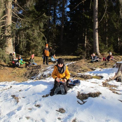 Kinder im Wald beim Jausnen