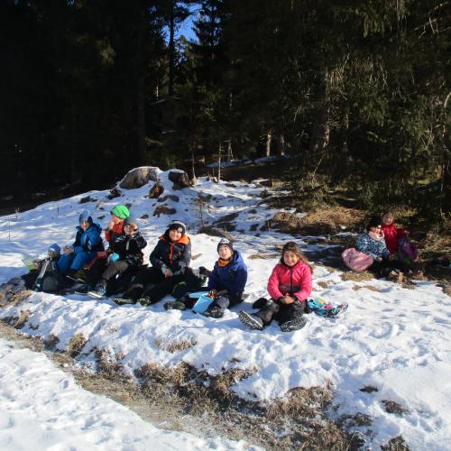 Kinder im Wald beim Jausnen