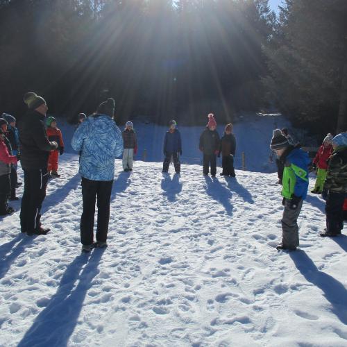 Kinder stehen im Kreis