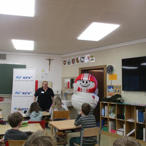 Helmi kommt in die Klasse zu den Kindern