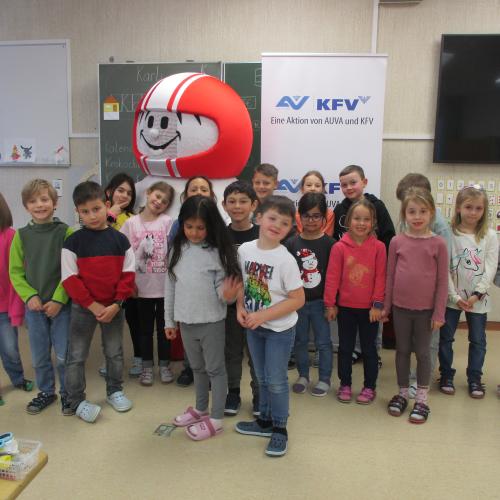 Gruppenfoto der 1. Klasse mit Helmi