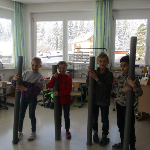 Kinder mit rhythmischen Instrumenten (Rohre)