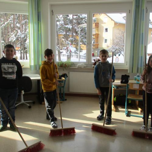 Kinder mit rhythmischen Instrumenten (Besen)